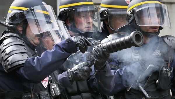 Riot police confront protestors during a demonstration against French labour law reform in Paris, France, May 12, 2016 - Sputnik International
