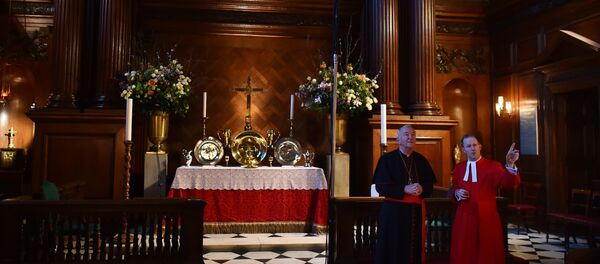 Father Anthony Howe (R) shows Archbishop of Westminster, Cardinal Vincent Nichols (L) around the Royal chapel ahead of a service at Hampton Court Palace, in south west London on February 9, 2016. Father Anthony Howe (R) shows Archbishop of Westminster, Cardinal Vincent Nichols (L) around the Royal chapel ahead of a service at Hampton Court Palace, in south west London on February 9, 2016. - Sputnik International