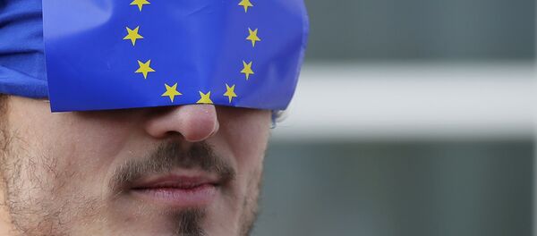 Protesters demonstrate in front of the court before the start of the LuxLeaks trial in Luxembourg, April 26, 2016. - Sputnik International