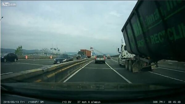 Truck turns over on a highway - Sputnik International