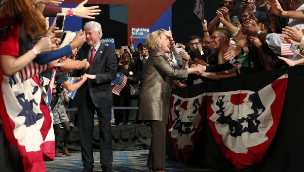 Democratic U.S. presidential candidate Hillary Clinton and her husband greet supporters. - Sputnik International