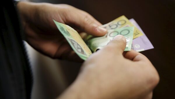 A customer counts his Australian dollar banknotes (File) - Sputnik International