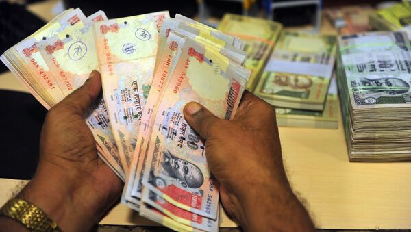 An Indian employee looks for illegal Indian rupee currency notes at a bank in Mumbai on September 3, 2013 - Sputnik International