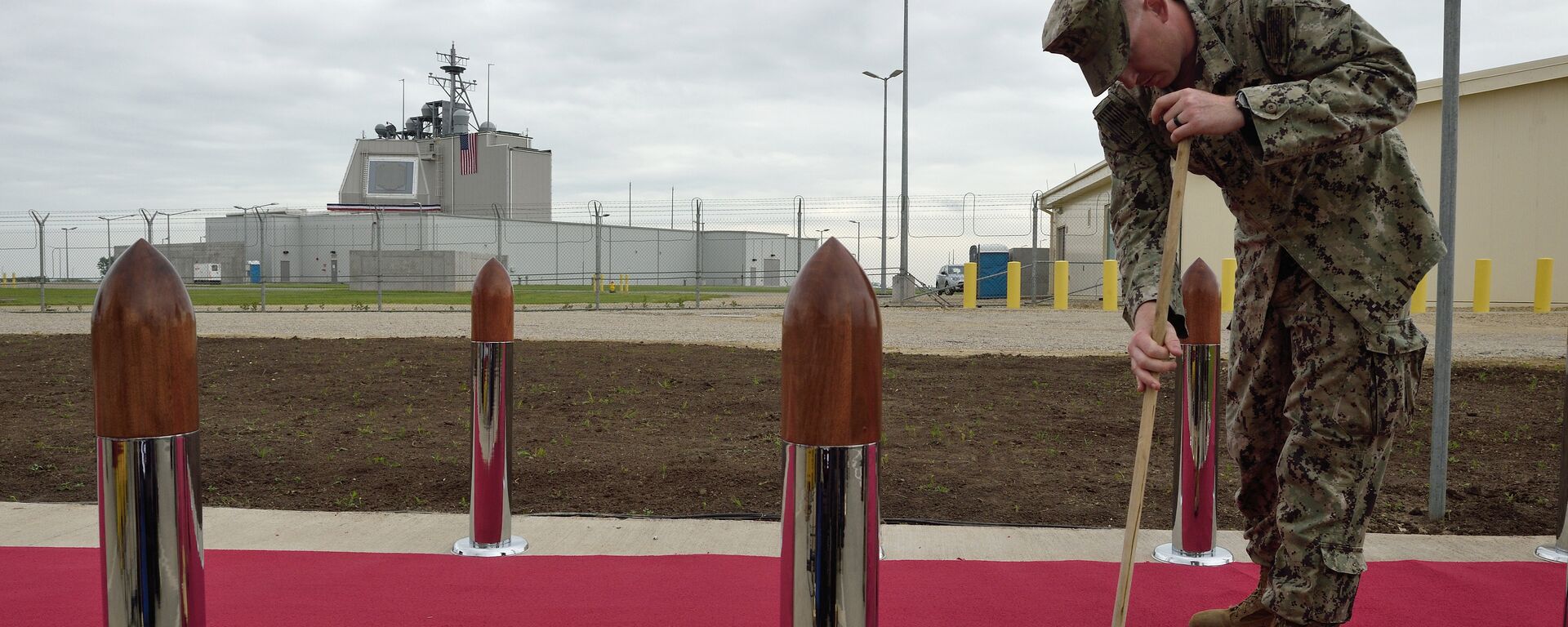 US Army personnel cleans the red carpet ahead an inauguration ceremony of the US anti-missile station Aegis Ashore Romania (in the background) at the military base in Deveselu, Romania on May 12, 2016 - Sputnik International, 1920, 15.10.2022
