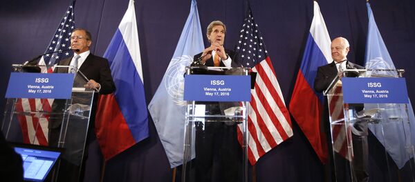 (L to R) Russian Foreign Minister Sergei Lavrov, US Secretary of State John Kerry and UN Special envoy for Syria Staffan de Mistura address a joint press conference in Vienna, Austria, on May 17, 2016 - Sputnik International