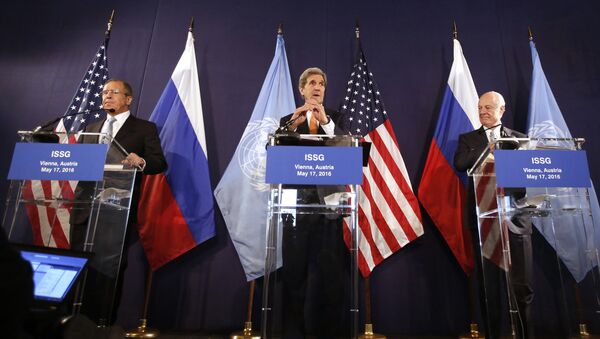 (L to R) Russian Foreign Minister Sergei Lavrov, US Secretary of State John Kerry and UN Special envoy for Syria Staffan de Mistura address a joint press conference in Vienna, Austria, on May 17, 2016 - Sputnik International