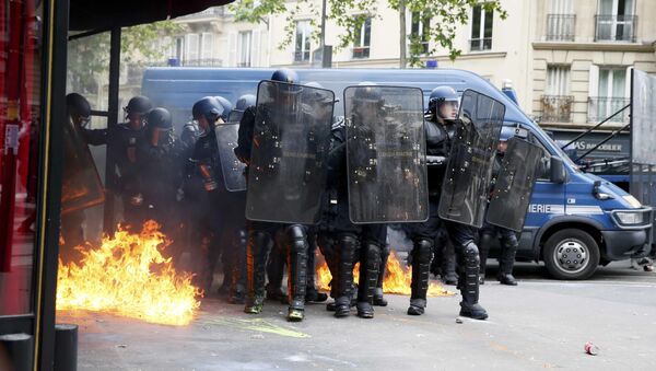 French gendarmes gather together during clashes with protestors at a demonstration against French labour law reforms in Paris, France, May 17, 2016 - Sputnik International