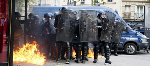 French gendarmes gather together during clashes with protestors at a demonstration against French labour law reforms in Paris, France, May 17, 2016 French gendarmes gather together during clashes with protestors at a demonstration against French labour law reforms in Paris, France, May 17, 2016 - Sputnik International