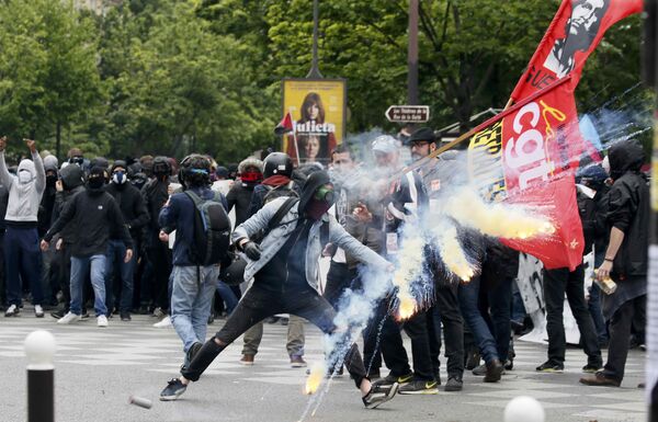 Protesters clash with riot police during a demonstration against French labor law reforms in Paris, France, May 17, 2016. Protesters clash with riot police during a demonstration against French labor law reforms in Paris, France, May 17, 2016. - Sputnik International