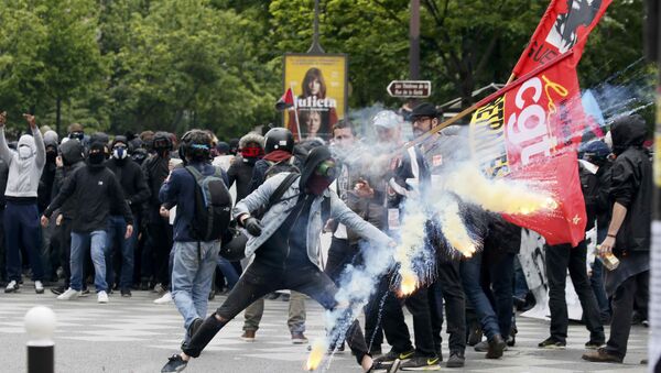 Protesters clash with riot police during a demonstration against French labour law reforms in Paris, France, May 17, 2016 - Sputnik International