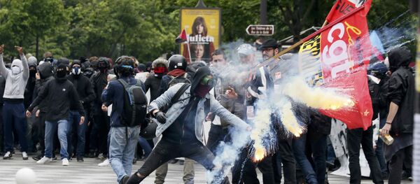 Protesters clash with riot police during a demonstration against French labour law reforms in Paris, France, May 17, 2016 - Sputnik International