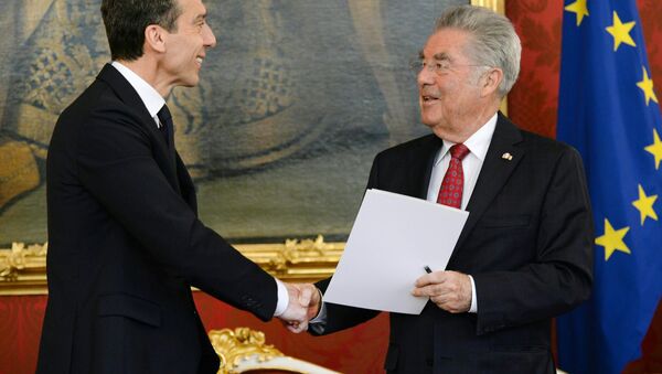 Austria's new Chancellor Christian Kern (L) shakes hands with Austrian President Heinz Fischer after being sworn-in as chancellor at the Hofburg in Vienna, Austria, on May 17, 2016 - Sputnik International