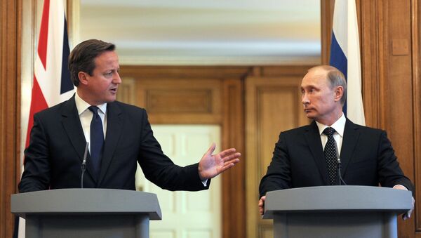 British Prime Minister David Cameron (L) speaks during a press conference with Russian President Vladimir Putin following a meeting inside10 Downing Street, central London, on June 16, 2013. - Sputnik International