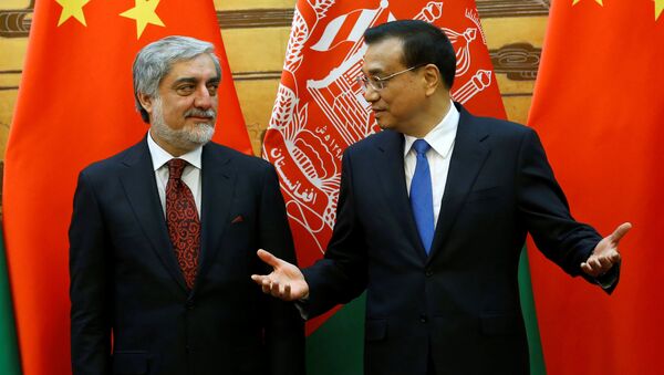 Chinese Premier Li Keqiang (R) talks with Afghan Chief Executive Officer Abdullah Abdullah at a signing ceremony at the Great Hall of the People in Beijing, China, May 16, 2016 - Sputnik International