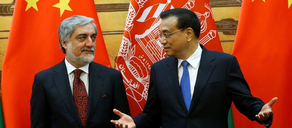 Chinese Premier Li Keqiang (R) talks with Afghan Chief Executive Officer Abdullah Abdullah at a signing ceremony at the Great Hall of the People in Beijing, China, May 16, 2016 - Sputnik International