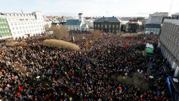 This is a Monday April 4, 2016 file photo of people who gathered to demonstrate against Iceland's prime minister, in Reykjavik. Iceland’s president on Tuesday April 5, 2016, refused a request from the prime minister to dissolve parliament and call a new election amid a dispute over the premier’s offshore tax affairs - Sputnik International