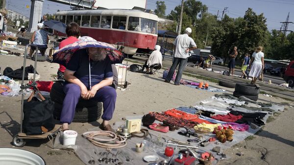 People sell objects at a city flea market in Ukraine's capital Kiev, on Friday, Aug. 28, 2015 - Sputnik International