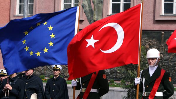 A Turkish guard of honor hold a EU and a Turkish flag (File) - Sputnik International