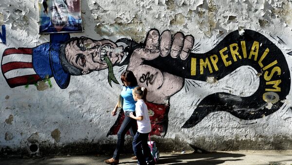 A woman and a girl walk in front of a graffiti of US Uncle Sam in Caracas on March 11, 2015 - Sputnik International
