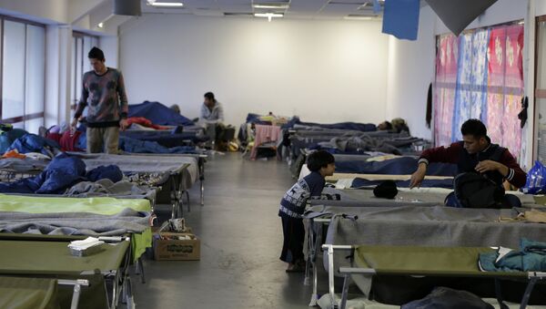 Migrants rest at the Hellenikon shelter in southern Athens en route to northern Europe - Sputnik International