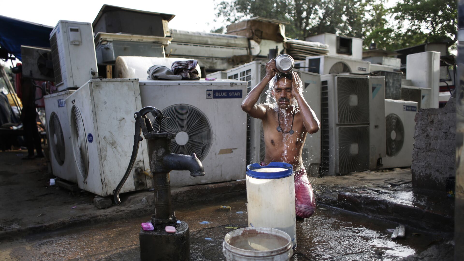 An Indian migrant daily wage worker baths at a public well pump on a hot morning in New Delhi, India, Tuesday, May 17, 2016 - Sputnik International, 1920, 01.02.2022