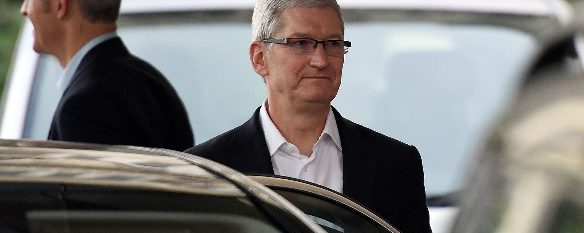 Apple chief executive Tim Cook (C) leaves the Taj Mahal Palace hotel in Mumbai on 18 May 2016 - Sputnik International, 1920, 21.02.2020