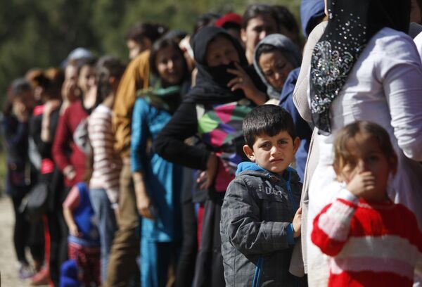 Migrants queue for food outside the registration and hospitality centre, known as hotspot, of the eastern Greek Island of Samos, on the Aegean Sea,Thursday, March 3, 2016. Migrants queue for food outside the registration and hospitality centre, known as hotspot, of the eastern Greek Island of Samos, on the Aegean Sea,Thursday, March 3, 2016. - Sputnik International