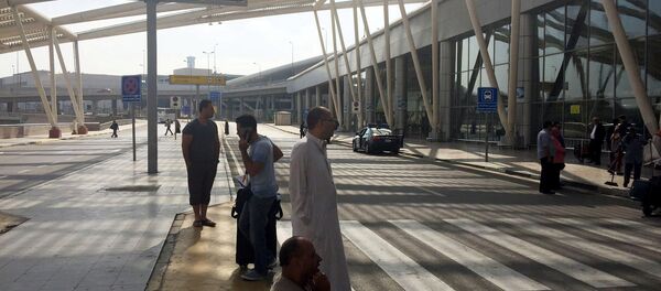 People wait outside the international arrivals terminal at Cairo Airport, Egypt May 19, 2016 - Sputnik International