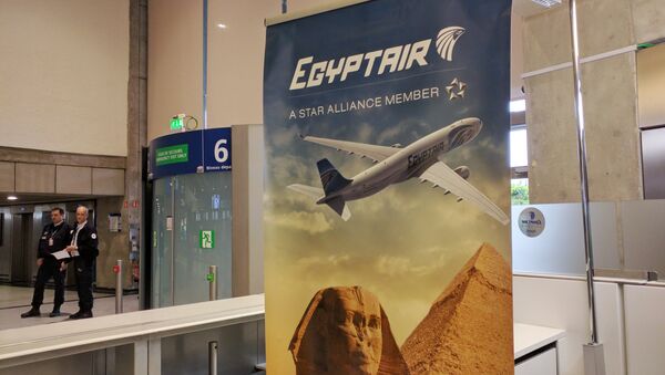 Airport security staff stand near the EgyptAir counter at Charles de Gaulle Airport outside of Paris, France, Thursday, May 19, 2016 - Sputnik International