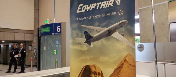 Airport security staff stand near the EgyptAir counter at Charles de Gaulle Airport outside of Paris, France, Thursday, May 19, 2016 - Sputnik International