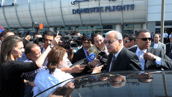Egyptian Prime Minister Sherif Ismail talks to reporters at Cairo International Airport, Thursday, May 19, 2016 - Sputnik International