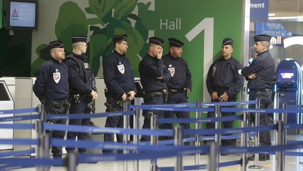 Police take up position at terminal 1 at Charles de Gaulle airport, after an Egyptair flight disappeared from radar during its flight from Paris to Cairo, in Paris, France, May 19, 2016 - Sputnik International