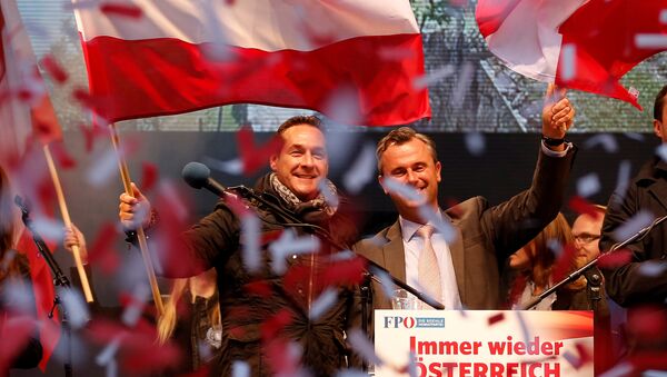 Austrian far right Freedom Party presidential candidate Norbert Hofer (R) and party leader Heinz-Christian Strache wave with Austrian flags during the final election rally in Vienna, Austria, April 22, 2016. Picture taken April 22, 2016. - Sputnik International