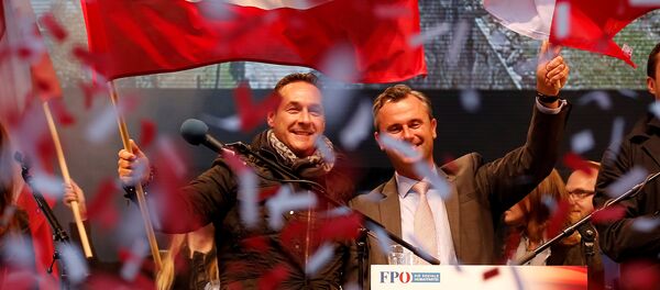 Austrian far right Freedom Party presidential candidate Norbert Hofer (R) and party leader Heinz-Christian Strache wave with Austrian flags during the final election rally in Vienna, Austria, April 22, 2016. Picture taken April 22, 2016. - Sputnik International