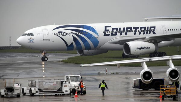 The EgyptAir plane assuring the following flight from Paris to Cairo, after flight MS804 disappeared from radar, taxies on the tarmac at Charles de Gaulle airport in Paris, France, May 19, 2016 - Sputnik International