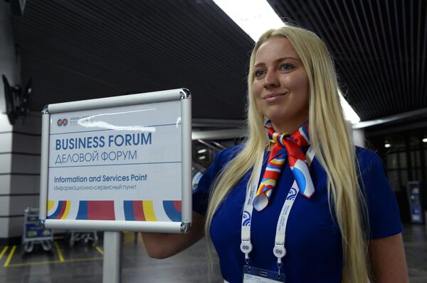 A volunteer greets participants in the ASEAN-Russia Business Forum at Sochi International Airport - Sputnik International