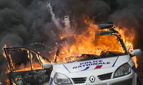 A police car explodes after being set on fire during an unauthorized counter-demonstration against police violence on May 18, 2016 in Paris, as Police across France demonstrate today against the anti-cop hatred they say they have endured during a wave of anti-government protests since early March - Sputnik International