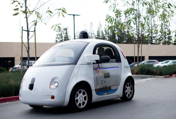 A self-driving car traverses a parking lot at Google's headquarters in Mountain View, California on January 8, 2016. - Sputnik International