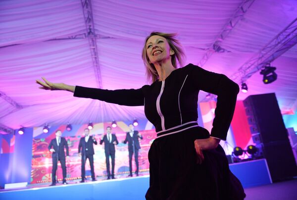 Russian Foreign Ministry Spokesperson Maria Zakharova dances at the gala evening for the media at the ASEAN-Russia Summit in Sochi - Sputnik International