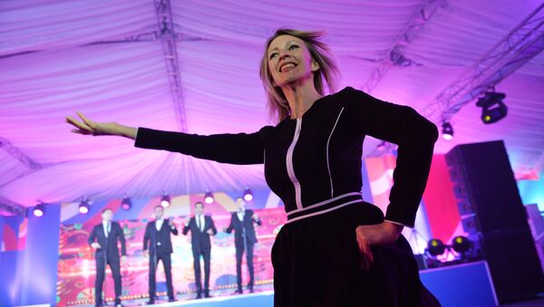 Russian Foreign Ministry Spokesperson Maria Zakharova dances at the gala evening for the media at the ASEAN-Russia Summit in Sochi - Sputnik International