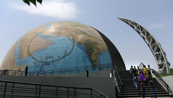 Indian visitors descend the stairs of the 'Planet Earth Pavilion' situated in the campus of Gujarat Science City on the outskirts of Ahmedabad - Sputnik International