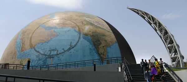 Indian visitors descend the stairs of the 'Planet Earth Pavilion' situated in the campus of Gujarat Science City on the outskirts of Ahmedabad - Sputnik International