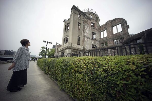 Kimie Mihara, a survivor of the 1945 atomic bombing, looks at the Atomic Bomb Dome, as it is known today in Hiroshima. - Sputnik International