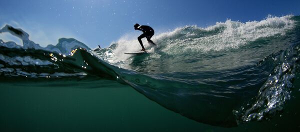 Серфер на средиземноморских волнах - Sputnik International