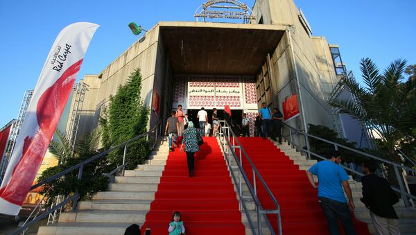 Palestinians arriving for the opening of the Red Carpet cinema festival in Gaza City, on May 12, 2016. - Sputnik International