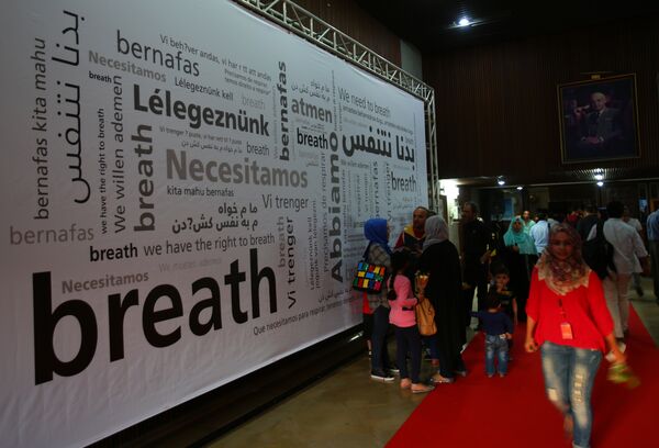 Palestinians arriving for the opening of the Red Carpet cinema festival in Gaza City, on May 12, 2016. Palestinians arriving for the opening of the Red Carpet cinema festival in Gaza City, on May 12, 2016. - Sputnik International