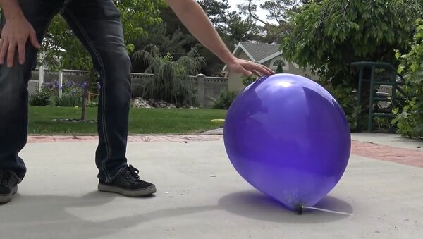 What happens if you fill a Balloon with Liquid Nitrogen? - Sputnik International
