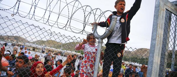 Refugee youths gesture from behind a fence at Nizip refugee camp near Gaziantep, Turkey, April 23, 2016. - Sputnik International