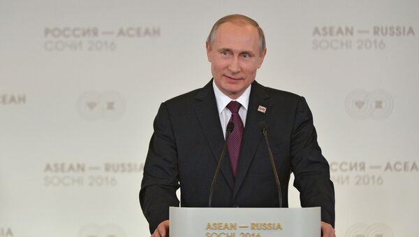 Russian President Vladimir Putin and Prime Minister of Laos Thongloun Sisoulith hold news conference following ASEAN-Russia Summit - Sputnik International