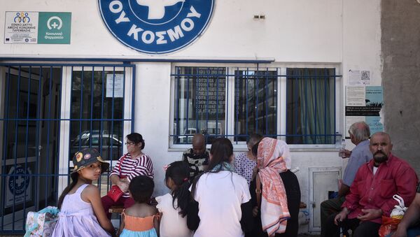 Migrants and uninsured Greek residents wait to be received at a Doctors of the World (MDM) medical center in Athens on July 2, 2015. - Sputnik International